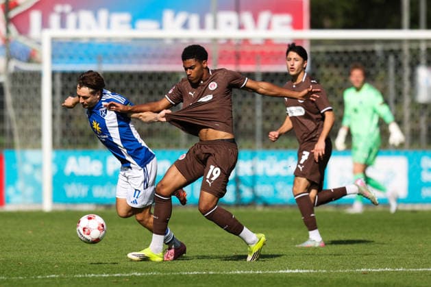 26.09.2026, Fussball, Herren, Regionalliga Nord, 16. Spieltag, FC St Pauli II - BSV Kickers Emden Sandro Plechaty (weiß 17 BSV Kickers Emden) im Zweikampf mit Jack Wardius (19 FC St Pauli II)