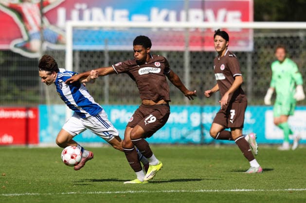26.09.2026, Fussball, Herren, Regionalliga Nord, 16. Spieltag, FC St Pauli II - BSV Kickers Emden Sandro Plechaty (weiß 17 BSV Kickers Emden) im Zweikampf mit Jack Wardius (19 FC St Pauli II)