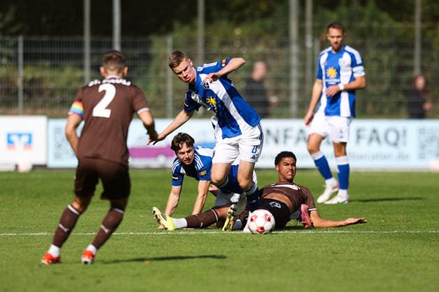 26.09.2026, Fussball, Herren, Regionalliga Nord, 16. Spieltag, FC St Pauli II - BSV Kickers Emden Jannes Warnken (weiß 23 BSV Kickers Emden) und Sandro Plechaty (weiß 17 BSV Kickers Emden) im Zweikampf mit Jack Wardius (19 FC St Pauli II)