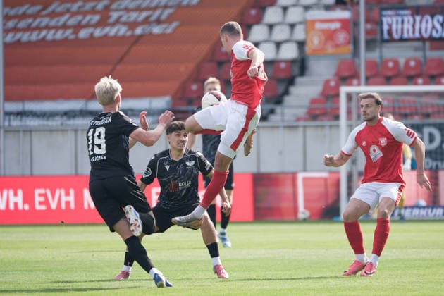 Finn Cramer (Preussen, 19), Joscha Wosz (Preussen, 20), Marius Hauptmann (HFC, 23), Max Kulke (HFC, 17), Hallescher FC vs. BFC Preussen 1894 e.V., Fussball, Regionalliga Nordost, 11. Spieltag, Saison 2026 27, 26.09.2026 Halle Leuna Chemie Stadion ST Deutschland