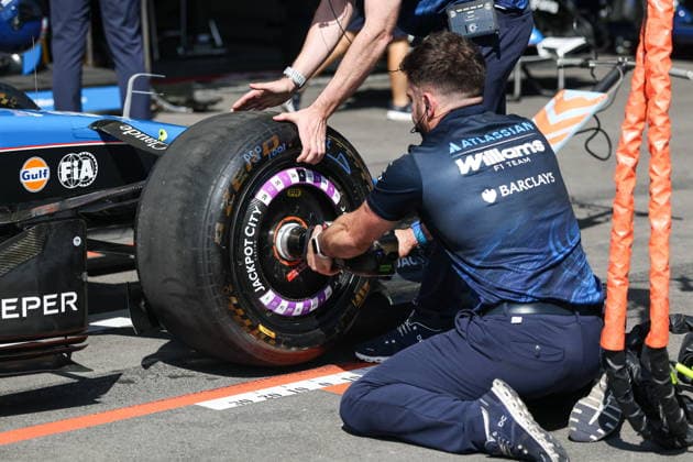 AZERBAIJAN, BAKU - SEPTEMBER 26, 2026: A mechanic works for Atlassian Williams F1 Team during the 2026 Formula One Azerbaijan Grand Prix at the Baku City Circuit 2026 Formula One Azerbaijan Grand Prix  - ZUMAt113 20260926_zaa_t113_146 Copyright: xDanilxAikinx