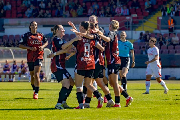 Ingolstadt, Deutschland 26. September 2026: DFB-Pokal Frauen - 2026 2027 - 1. Hauptrunde - FC Ingolstadt 04 gegen 1. FSV Mainz 05 Im Bild: in der Traube Torschützin Emilie Stefanie Reischmann (FCI) jubelt nach ihrem Tor zum 1:9 mit ihren Teamkolleginnen. DFL DFB regulations prohibit any use of photographs as image sequences and or quasi-video ESV-Stadion Bayern Copyright: xFotostandx xSchäferx