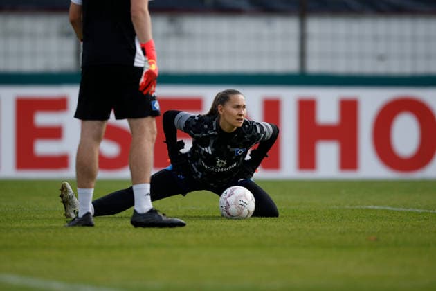 Fußball I Frauen I Saison 2026-2027 I DFB Pokal I SV Meppen - Hamburger SV I 26.09.2026 Jule Baum (36, Hamburger SV) wärmt sich auf. Freisteller, Nahaufnahme, Porträt, Portrait, Einzelfoto, Einzelbild, Körper Meppen Hänsch-Arena Niedersachsen Deutschland Copyright: xLobeca CedricxSiefkerx