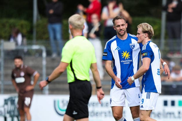 26.09.2026, Fussball, Herren, Regionalliga Nord, 16. Spieltag, FC St Pauli II - BSV Kickers Emden Torjubel zum 0:1 durch Theo Schröder (weiß 9 BSV Kickers Emden) hier mit Fabian Herbst (weiß 4 BSV Kickers Emden)