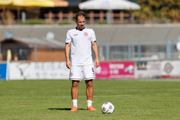 Jeton Abazi (9, TSV Landsberg), Freistoß beim Spiel zwischen TSV Landsberg v SpVgg Ansbach, Fussball, Herren, Regionalliga Bayern, 2026 2027, 11.Spieltag am 26.09.2026 in Landsberg am Lech, Sportpark. Bayern Deutschland