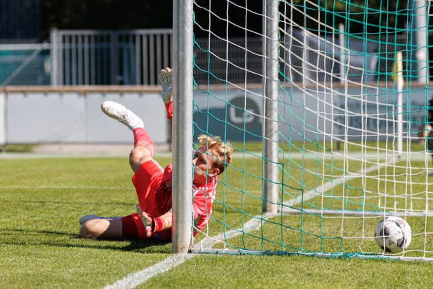 Nils Leidenberger (30, SpVgg Ansbach) kann das Tor zum 1 : 1 nicht verhindern beim Spiel zwischen TSV Landsberg v SpVgg Ansbach, Fussball, Herren, Regionalliga Bayern, 2026 2027, 11.Spieltag am 26.09.2026 in Landsberg am Lech, Sportpark. Bayern Deutschland