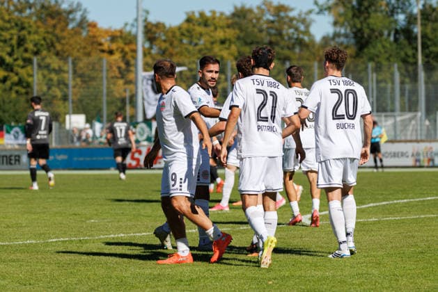 Team (TSV Landsberg) Tor zum 1 : 1 beim Spiel zwischen TSV Landsberg v SpVgg Ansbach, Fussball, Herren, Regionalliga Bayern, 2026 2027, 11.Spieltag am 26.09.2026 in Landsberg am Lech, Sportpark. Bayern Deutschland