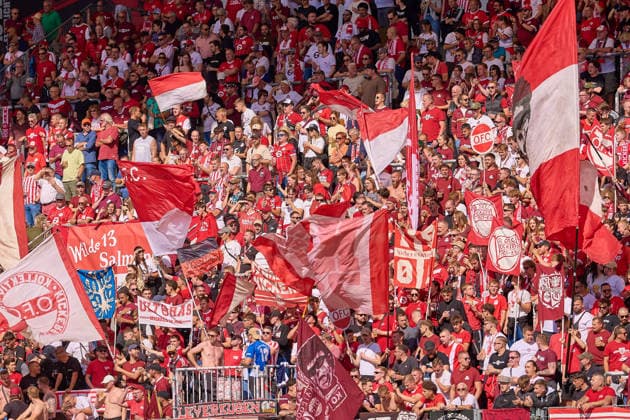 Volle Tribuene der Offenbachfans in der Sonne GER, Kickers Offenbach vs. VfR Aalen, Fussball, Regionalliga Suedwest - Herren, 9. Spieltag, Spielzeit 2026 2027, 26.09.2026 GER, Kickers Offenbach vs. VfR Aalen, Fussball, Regionalliga Suedwest - Herren, 9. Spieltag, Spielzeit 2026 2027, 26.09.2026 Offenbach am Main Copyright: xEibner-Pressefoto GeraldxOelze-dexStoppanyx EP_ODS