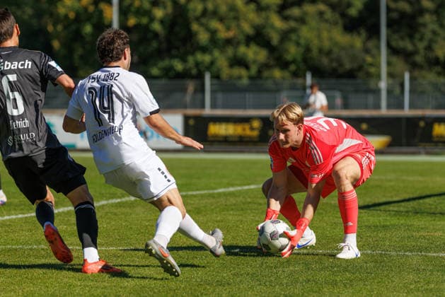 Nils Leidenberger (30, SpVgg Ansbach) vor Maximilian Holdenrieder (14, TSV Landsberg) beim Spiel zwischen TSV Landsberg v SpVgg Ansbach, Fussball, Herren, Regionalliga Bayern, 2026 2027, 11.Spieltag am 26.09.2026 in Landsberg am Lech, Sportpark. Bayern Deutschland