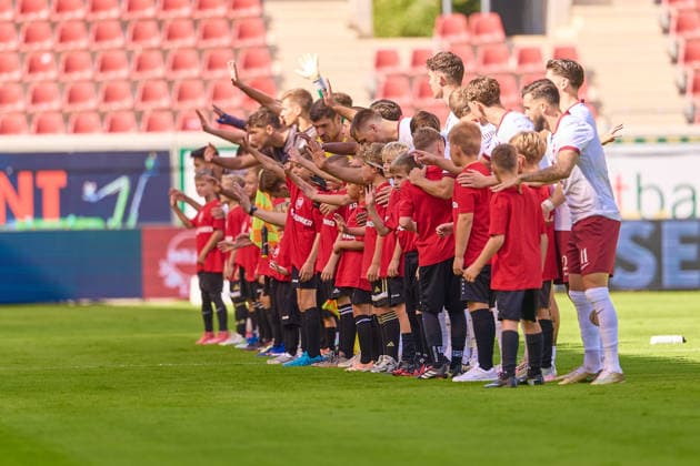 Beide Mannschaften mit den Einlaufkindern GER, Kickers Offenbach vs. VfR Aalen, Fussball, Regionalliga Suedwest - Herren, 9. Spieltag, Spielzeit 2026 2027, 26.09.2026 GER, Kickers Offenbach vs. VfR Aalen, Fussball, Regionalliga Suedwest - Herren, 9. Spieltag, Spielzeit 2026 2027, 26.09.2026 Offenbach am Main Copyright: xEibner-Pressefoto GeraldxOelze-dexStoppanyx EP_ODS