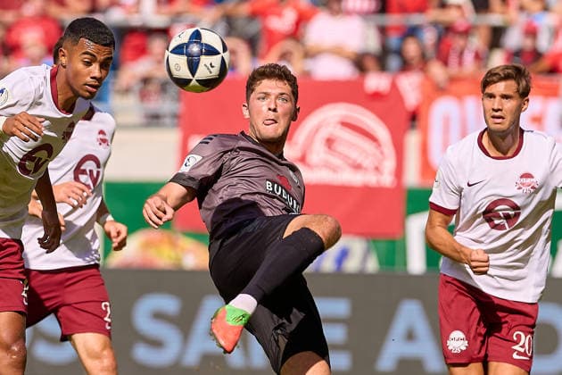 Adam Loune (Kickers Offenbach, 25), akrobatischer Schuss Niklas Antlitz (VfR Aalen, 14), Dominik Crljenec (Kickers Offenbach, 20) GER, Kickers Offenbach vs. VfR Aalen, Fussball, Regionalliga Suedwest - Herren, 9. Spieltag, Spielzeit 2026 2027, 26.09.2026 GER, Kickers Offenbach vs. VfR Aalen, Fussball, Regionalliga Suedwest - Herren, 9. Spieltag, Spielzeit 2026 2027, 26.09.2026 Offenbach am Main Copyright: xEibner-Pressefoto GeraldxOelze-dexStoppanyx EP_ODS