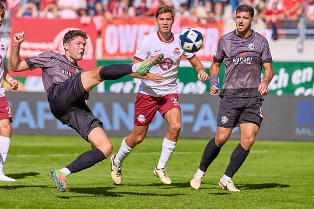 Akrobatischer Schuss Niklas Antlitz (VfR Aalen, 14), Dominik Crljenec (Kickers Offenbach, 20), Michael Kleinschrodt (VfR Aalen, 09) GER, Kickers Offenbach vs. VfR Aalen, Fussball, Regionalliga Suedwest - Herren, 9. Spieltag, Spielzeit 2026 2027, 26.09.2026 GER, Kickers Offenbach vs. VfR Aalen, Fussball, Regionalliga Suedwest - Herren, 9. Spieltag, Spielzeit 2026 2027, 26.09.2026 Offenbach am Main Copyright: xEibner-Pressefoto GeraldxOelze-dexStoppanyx EP_ODS