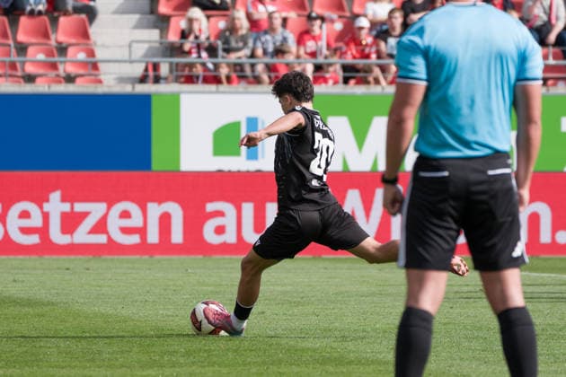 Melvin Berkemer (Preussen, 29) beim Elfmeter zum 0:2, Hallescher FC vs. BFC Preussen 1894 e.V., Fussball, Regionalliga Nordost, 11. Spieltag, Saison 2026 27, 26.09.2026 Halle Leuna Chemie Stadion ST Deutschland