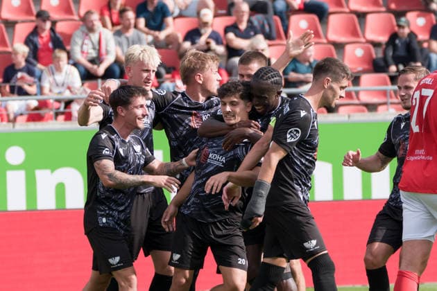 Preusens Jubel nach Tor durch Joscha Wosz (Preussen, 20) (Mitte), Elfmeter, Hallescher FC vs. BFC Preussen 1894 e.V., Fussball, Regionalliga Nordost, 11. Spieltag, Saison 2026 27, 26.09.2026 Halle Leuna Chemie Stadion ST Deutschland