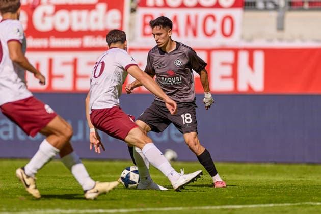 Zweikampf, Duell zwischen Dean Melo (VfR Aalen, 18) und Bastian Froelich (Kickers Offenbach, 26) GER, Kickers Offenbach vs. VfR Aalen, Fussball, Regionalliga Suedwest - Herren, 9. Spieltag, Spielzeit 2026 2027, 26.09.2026 GER, Kickers Offenbach vs. VfR Aalen, Fussball, Regionalliga Suedwest - Herren, 9. Spieltag, Spielzeit 2026 2027, 26.09.2026 Offenbach am Main Copyright: xEibner-Pressefoto GeraldxOelze-dexStoppanyx EP_ODS