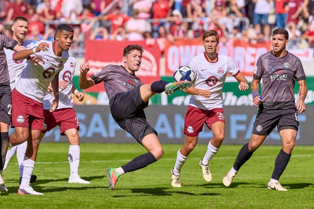 Adam Loune (Kickers Offenbach, 25), akrobatischer Schuss Niklas Antlitz (VfR Aalen, 14), Dominik Crljenec (Kickers Offenbach, 20), Michael Kleinschrodt (VfR Aalen, 09) GER, Kickers Offenbach vs. VfR Aalen, Fussball, Regionalliga Suedwest - Herren, 9. Spieltag, Spielzeit 2026 2027, 26.09.2026 GER, Kickers Offenbach vs. VfR Aalen, Fussball, Regionalliga Suedwest - Herren, 9. Spieltag, Spielzeit 2026 2027, 26.09.2026 Offenbach am Main Copyright: xEibner-Pressefoto GeraldxOelze-dexStoppanyx EP_ODS