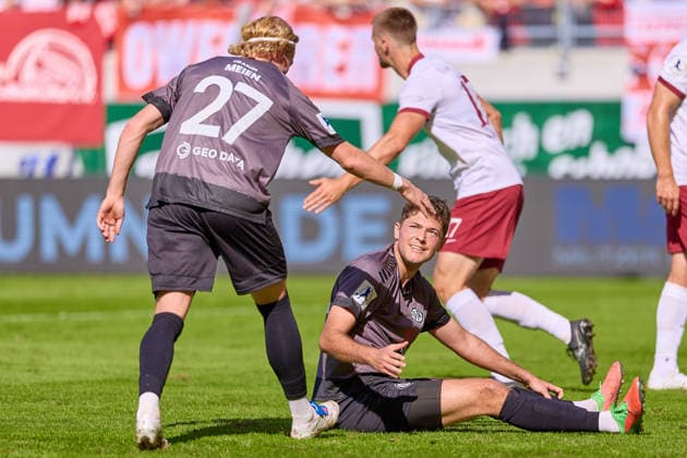 Vico Meien (VfR Aalen, 27) klatscht Niklas Antlitz (VfR Aalen, 14) ab GER, Kickers Offenbach vs. VfR Aalen, Fussball, Regionalliga Suedwest - Herren, 9. Spieltag, Spielzeit 2026 2027, 26.09.2026 GER, Kickers Offenbach vs. VfR Aalen, Fussball, Regionalliga Suedwest - Herren, 9. Spieltag, Spielzeit 2026 2027, 26.09.2026 Offenbach am Main Copyright: xEibner-Pressefoto GeraldxOelze-dexStoppanyx EP_ODS