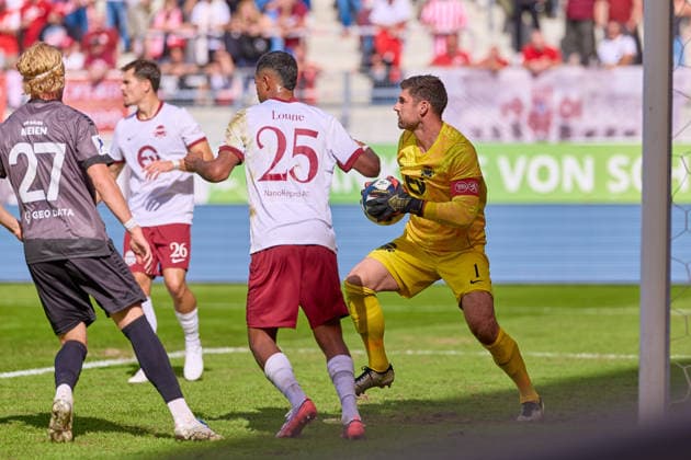 Vico Meien (VfR Aalen, 27), Bastian Froelich (Kickers Offenbach, 26), Adam Loune (Kickers Offenbach, 25), Johannes Brinkies (Kickers Offenbach, 01) mehrfach im Brennpunkt GER, Kickers Offenbach vs. VfR Aalen, Fussball, Regionalliga Suedwest - Herren, 9. Spieltag, Spielzeit 2026 2027, 26.09.2026 GER, Kickers Offenbach vs. VfR Aalen, Fussball, Regionalliga Suedwest - Herren, 9. Spieltag, Spielzeit 2026 2027, 26.09.2026 Offenbach am Main Copyright: xEibner-Pressefoto GeraldxOelze-dexStoppanyx EP_ODS