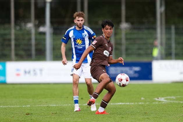 26.09.2026, Fussball, Herren, Regionalliga Nord, 16. Spieltag, FC St Pauli II - BSV Kickers Emden Bogdan Shubin (weiß 8 BSV Kickers Emden) im Zweikampf