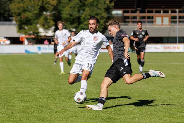 Furkan Kircicek (19, TSV Landsberg) und Riko Manz (29, SpVgg Ansbach) beim Spiel zwischen TSV Landsberg v SpVgg Ansbach, Fussball, Herren, Regionalliga Bayern, 2026 2027, 11.Spieltag am 26.09.2026 in Landsberg am Lech, Sportpark. Bayern Deutschland