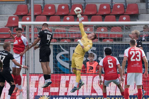 Torwart Florian Palmowski (Preussen, 1) faustet den Ball, Hallescher FC vs. BFC Preussen 1894 e.V., Fussball, Regionalliga Nordost, 11. Spieltag, Saison 2026 27, 26.09.2026 Halle Leuna Chemie Stadion ST Deutschland