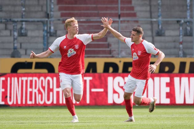 Lennard Becker (HFC, 25) (li.) beim Abklatschen mit Marius Hauptmann (HFC, 23) nach seinem Tor zum 1:2, Hallescher FC vs. BFC Preussen 1894 e.V., Fussball, Regionalliga Nordost, 11. Spieltag, Saison 2026 27, 26.09.2026 Halle Leuna Chemie Stadion ST Deutschland