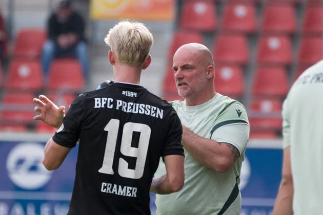 Trainer Daniel Volbert (BFC Preussen) im Gespräch mit Finn Cramer (Preussen, 19), Hallescher FC vs. BFC Preussen 1894 e.V., Fussball, Regionalliga Nordost, 11. Spieltag, Saison 2026 27, 26.09.2026 Halle Leuna Chemie Stadion ST Deutschland