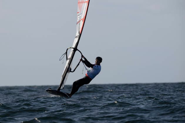PWA - Citroen - World Windsurfing Tour Sylt 2026 - Tag 1 Slalom Men - abgebrochen zu wenig Wind; Sylt Westerland, 26.09.2026 Noah Vinther (Slalom Foil Men, Denmark, DEN-7777); PWA - Citroen - World Windsurfing Tour Sylt 2026 - Tag 1 Slalom Men - abgebrochen zu wenig Wind am 26.09.2026 vor dem Brandenburger Strand - Motorboot auf Sylt Westerland (Deutschland). Copyright: xBEAUTIFULxSPORTS AndreasxDickx