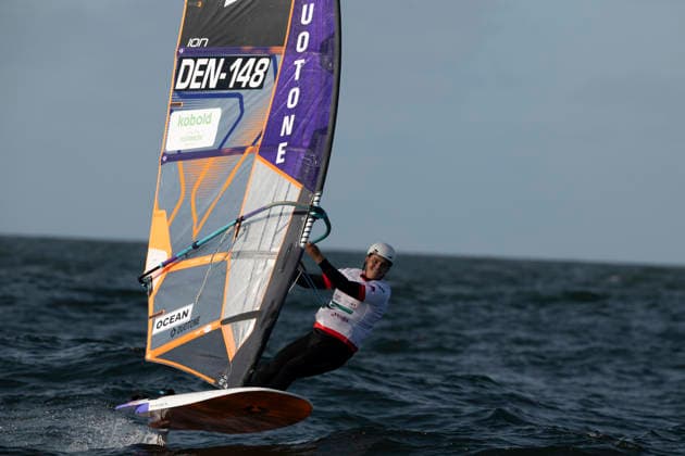 PWA - Citroen - World Windsurfing Tour Sylt 2026 - Tag 1 Slalom Men - abgebrochen zu wenig Wind; Sylt Westerland, 26.09.2026 Kasper Nielsen (Slalom Foil Men, Denmark, DEN-148); PWA - Citroen - World Windsurfing Tour Sylt 2026 - Tag 1 Slalom Men - abgebrochen zu wenig Wind am 26.09.2026 vor dem Brandenburger Strand - Motorboot auf Sylt Westerland (Deutschland). Copyright: xBEAUTIFULxSPORTS AndreasxDickx