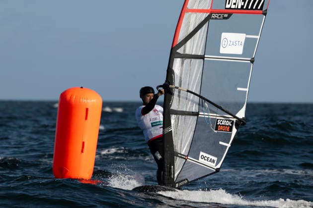 PWA - Citroen - World Windsurfing Tour Sylt 2026 - Tag 1 Slalom Men - abgebrochen zu wenig Wind; Sylt Westerland, 26.09.2026 Noah Vinther (Slalom Foil Men, Denmark, DEN-7777); PWA - Citroen - World Windsurfing Tour Sylt 2026 - Tag 1 Slalom Men - abgebrochen zu wenig Wind am 26.09.2026 vor dem Brandenburger Strand - Motorboot auf Sylt Westerland (Deutschland). Copyright: xBEAUTIFULxSPORTS AndreasxDickx