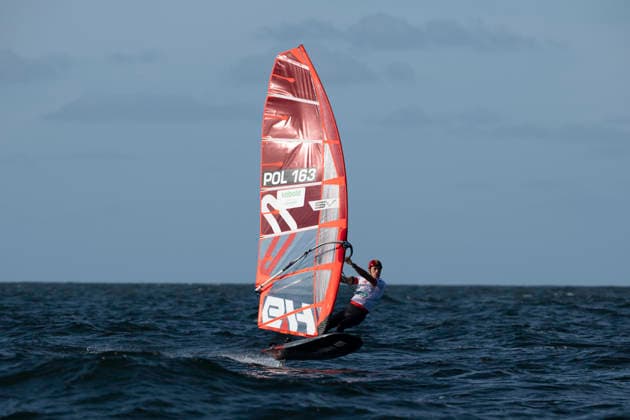 PWA - Citroen - World Windsurfing Tour Sylt 2026 - Tag 1 Slalom Men - abgebrochen zu wenig Wind; Sylt Westerland, 26.09.2026 Tomasz Romanowski (Slalom Foil Men, Poland, POL-163); PWA - Citroen - World Windsurfing Tour Sylt 2026 - Tag 1 Slalom Men - abgebrochen zu wenig Wind am 26.09.2026 vor dem Brandenburger Strand - Motorboot auf Sylt Westerland (Deutschland). Copyright: xBEAUTIFULxSPORTS AndreasxDickx