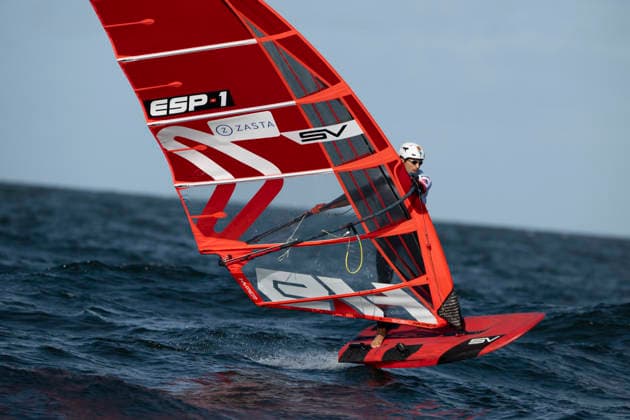 PWA - Citroen - World Windsurfing Tour Sylt 2026 - Tag 1 Slalom Men - abgebrochen zu wenig Wind; Sylt Westerland, 26.09.2026 Nacho Baltasar Summers (Slalom Foil Men, Spain, ESP-1); PWA - Citroen - World Windsurfing Tour Sylt 2026 - Tag 1 Slalom Men - abgebrochen zu wenig Wind am 26.09.2026 vor dem Brandenburger Strand - Motorboot auf Sylt Westerland (Deutschland). Copyright: xBEAUTIFULxSPORTS AndreasxDickx