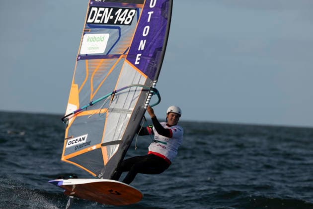 PWA - Citroen - World Windsurfing Tour Sylt 2026 - Tag 1 Slalom Men - abgebrochen zu wenig Wind; Sylt Westerland, 26.09.2026 Kasper Nielsen (Slalom Foil Men, Denmark, DEN-148); PWA - Citroen - World Windsurfing Tour Sylt 2026 - Tag 1 Slalom Men - abgebrochen zu wenig Wind am 26.09.2026 vor dem Brandenburger Strand - Motorboot auf Sylt Westerland (Deutschland). Copyright: xBEAUTIFULxSPORTS AndreasxDickx