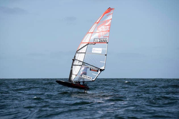PWA - Citroen - World Windsurfing Tour Sylt 2026 - Tag 1 Slalom Men - abgebrochen zu wenig Wind; Sylt Westerland, 26.09.2026 Noah Vinther (Slalom Foil Men, Denmark, DEN-7777); PWA - Citroen - World Windsurfing Tour Sylt 2026 - Tag 1 Slalom Men - abgebrochen zu wenig Wind am 26.09.2026 vor dem Brandenburger Strand - Motorboot auf Sylt Westerland (Deutschland). Copyright: xBEAUTIFULxSPORTS AndreasxDickx