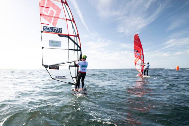 PWA - Citroen - World Windsurfing Tour Sylt 2026 - Tag 1 Slalom Men - abgebrochen zu wenig Wind; Sylt Westerland, 26.09.2026 Noah Vinther (Slalom Foil Men, Denmark, DEN-7777); Nacho Baltasar Summers (Slalom Foil Men, Spain, ESP-1); PWA - Citroen - World Windsurfing Tour Sylt 2026 - Tag 1 Slalom Men - abgebrochen zu wenig Wind am 26.09.2026 vor dem Brandenburger Strand - Motorboot auf Sylt Westerland (Deutschland). Copyright: xBEAUTIFULxSPORTS AndreasxDickx