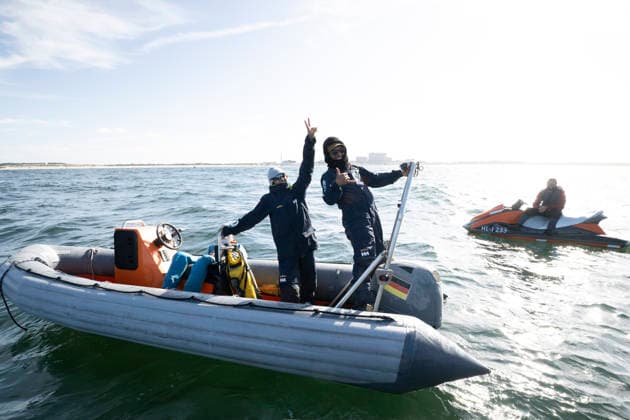 PWA - Citroen - World Windsurfing Tour Sylt 2026 - Tag 1 Slalom Men - abgebrochen zu wenig Wind; Sylt Westerland, 26.09.2026 CREW - Judges; PWA - Citroen - World Windsurfing Tour Sylt 2026 - Tag 1 Slalom Men - abgebrochen zu wenig Wind am 26.09.2026 vor dem Brandenburger Strand - Motorboot auf Sylt Westerland (Deutschland). Copyright: xBEAUTIFULxSPORTS AndreasxDickx