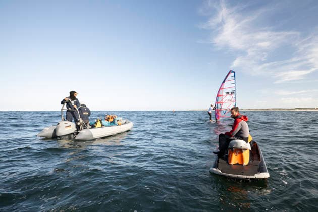 PWA - Citroen - World Windsurfing Tour Sylt 2026 - Tag 1 Slalom Men - abgebrochen zu wenig Wind; Sylt Westerland, 26.09.2026 CREW - Judges; PWA - Citroen - World Windsurfing Tour Sylt 2026 - Tag 1 Slalom Men - abgebrochen zu wenig Wind am 26.09.2026 vor dem Brandenburger Strand - Motorboot auf Sylt Westerland (Deutschland). Copyright: xBEAUTIFULxSPORTS AndreasxDickx