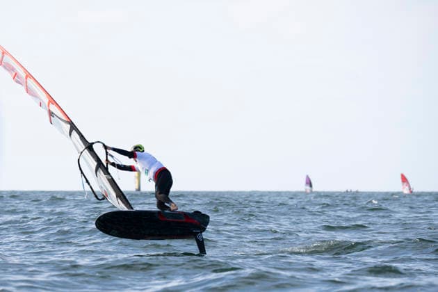 PWA - Citroen - World Windsurfing Tour Sylt 2026 - Tag 1 Slalom Men - abgebrochen zu wenig Wind; Sylt Westerland, 26.09.2026 Kasper Nielsen (Slalom Foil Men, Denmark, DEN-148); PWA - Citroen - World Windsurfing Tour Sylt 2026 - Tag 1 Slalom Men - abgebrochen zu wenig Wind am 26.09.2026 vor dem Brandenburger Strand - Motorboot auf Sylt Westerland (Deutschland). Copyright: xBEAUTIFULxSPORTS AndreasxDickx