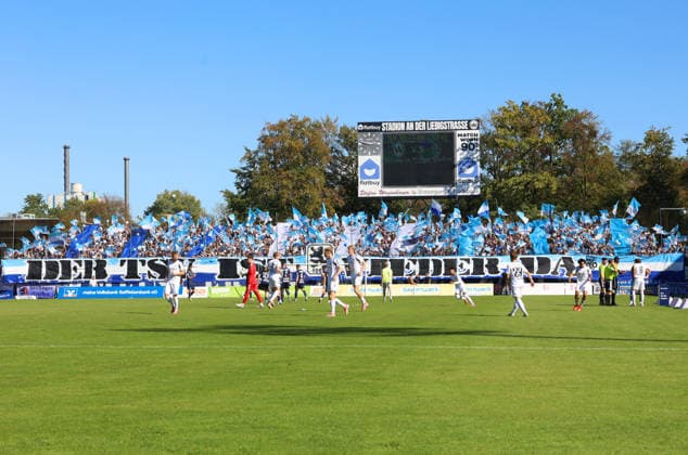 Fussball, Herren, Regionalliga Bayern, Saison 2026 2027, SV Wacker Burghausen - TSV 1860 München , flatbuy-Stadion an der Liebigstraße Choreo des TSV 1860 München, Ultras, Stimmung, Banner , Der TSV ist wieder da