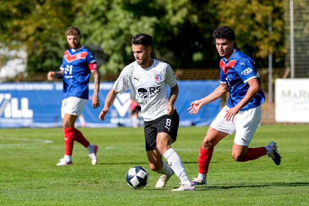 v.li.: Leon Pomnitz (SG Barockstadt, 8), Anas Alaoui (VfR Mannheim, 24), Zweikampf, Spielszene, Duell, duel, tackle, tackling, Dynamik, Action, Aktion, 26.09.2026, Mannheim (Deutschland), Fussball, Regionalliga Südwest, VfR Mannheim - SG Barockstadt Fulda-Lehnerz