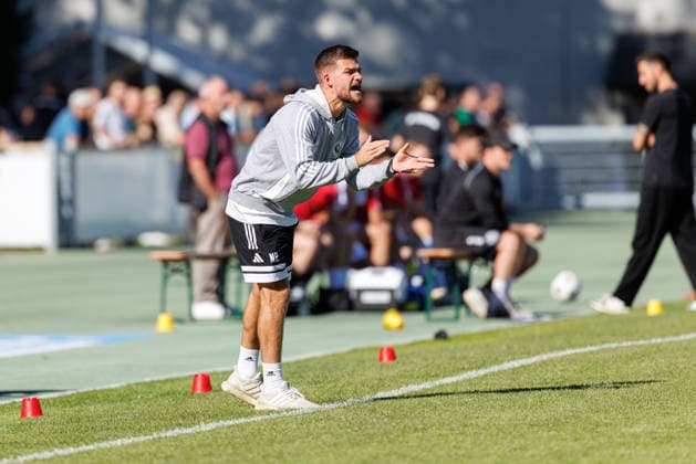 Niklas Reutelhuber (Trainer:in, SpVgg Ansbach) gestikuliert beim Spiel zwischen TSV Landsberg v SpVgg Ansbach, Fussball, Herren, Regionalliga Bayern, 2026 2027, 11.Spieltag am 26.09.2026 in Landsberg am Lech, Sportpark. Bayern Deutschland