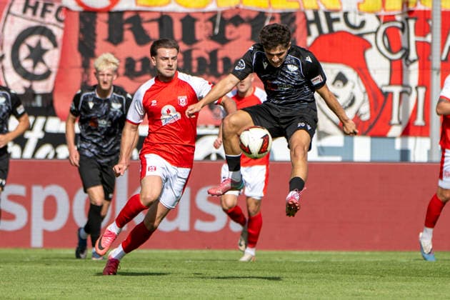 Regionalliga Nordost -Saison 26 27 Hallescher FC vs.BFC Preussen Berlin 1894 e.V. Halle, Deutschland 26.September 2026: Im Bild:v. li. im Zweikampf Max Kulke (Halle) und Joscha Wosz (Berlin) Halle Saale Leuna Chemie Stadion Sachsen-Anhalt Deutschland