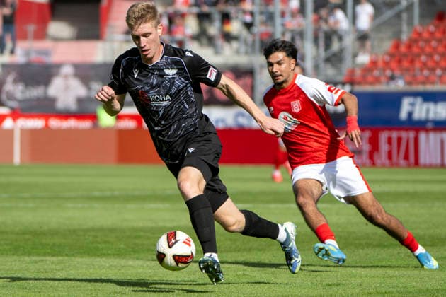Regionalliga Nordost -Saison 26 27 Hallescher FC vs.BFC Preussen Berlin 1894 e.V. Halle, Deutschland 26.September 2026: Im Bild:v.li. Finn Cramer (Berlin) und Osman Atilgan (Halle) Halle Saale Leuna Chemie Stadion Sachsen-Anhalt Deutschland