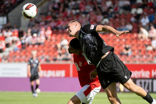 Regionalliga Nordost -Saison 26 27 Hallescher FC vs.BFC Preussen Berlin 1894 e.V. Halle, Deutschland 26.September 2026: Im Bild:Nino Lessel (Berlin) Kopfball, Kopfballduell Halle Saale Leuna Chemie Stadion Sachsen-Anhalt Deutschland
