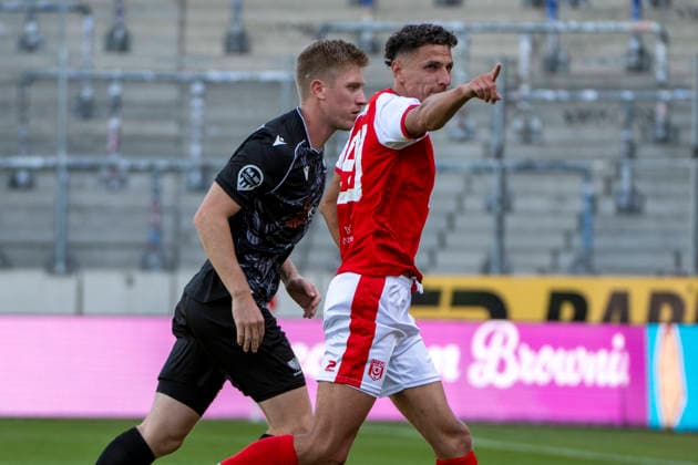 Regionalliga Nordost -Saison 26 27 Hallescher FC vs.BFC Preussen Berlin 1894 e.V. Halle, Deutschland 26.September 2026: Im Bild:v.li.Lucas Vierling (Berlin) und Soufian Benyamina (Halle) Gestik, Geste, gestikuliert, Halle Saale Leuna Chemie Stadion Sachsen-Anhalt Deutschland