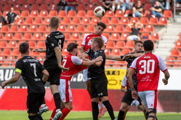 Regionalliga Nordost -Saison 26 27 Hallescher FC vs.BFC Preussen Berlin 1894 e.V. Halle, Deutschland 26.September 2026: Im Bild:v.li.Philip Fontein (Berlin), Lucas Vierling (Berlin), Max Kulke (Halle) und Luis Inderwisch (Berlin) Halle Saale Leuna Chemie Stadion Sachsen-Anhalt Deutschland