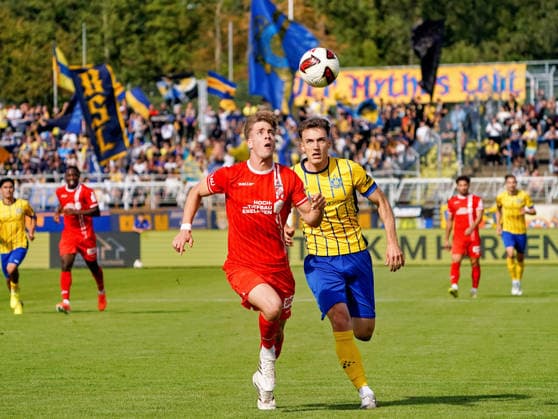 Laurenz Dehl (FC Rot-Weiss Erfurt, 29) im Duell gegen Jonas Arcalean (1. FC Lokomotive Leipzig, 17) 1. FC Lokomotive Leipzig vs. FC Rot-Weiss Erfurt, Fussball, Regionalliga Nordost, 11. Spieltag, Saison 2026 2027, 26.09.2026 1. FC Lokomotive Leipzig vs. FC Rot-Weiss Erfurt, Fussball, Regionalliga Nordost, 11. Spieltag, Saison 2026 2027, 26.09.2026 Leipzig Copyright: xEibner-Pressefoto PiaxSchindlerx EP_PSR