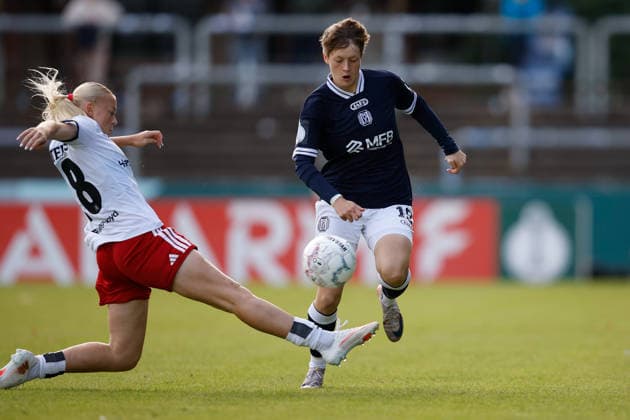 Fußball I Frauen I Saison 2026-2027 I DFB Pokal I SV Meppen - Hamburger SV I 26.09.2026 Martens (18,Hamburger SV) grätscht im Zweikampf mit Sarah Dittrich (19, SV Meppen) Meppen Hänsch-Arena Niedersachsen Deutschland Copyright: xLobeca CedricxSiefkerx