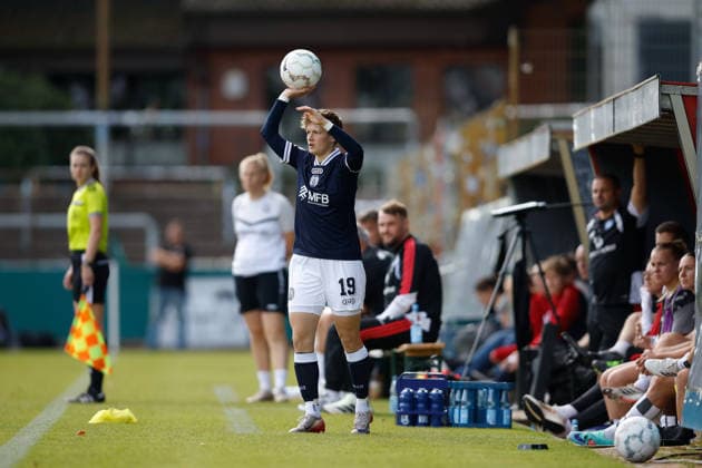 Fußball I Frauen I Saison 2026-2027 I DFB Pokal I SV Meppen - Hamburger SV I 26.09.2026 Sarah Dittrich (19, SV Meppen) mit einem Einwurf. Meppen Hänsch-Arena Niedersachsen Deutschland Copyright: xLobeca CedricxSiefkerx