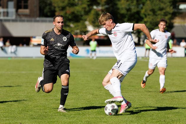 Benedikt Kuhn (24, TSV Landsberg) und Lukas Schmidt (17, SpVgg Ansbach) beim Spiel zwischen TSV Landsberg v SpVgg Ansbach, Fussball, Herren, Regionalliga Bayern, 2026 2027, 11.Spieltag am 26.09.2026 in Landsberg am Lech, Sportpark. Bayern Deutschland